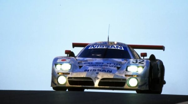 През 1998 г. Nissan решава да влезе в класа GT в рамките на състезанието 24 часа на Льо Ман, но правилата на Международната автомобилна федерация (FIA) по това време показват, че японският състезателен автомобил трябва да бъде базиран на модел, който може да се движи по обществените пътища. Компанията не разполага с автомобил, който да може да се адаптира, така че изгражда R390 специално, за да изпълни това изискване за хомологация.
R390 GT1 е състезателна кола, адаптирана за пътя, а не обратното, с много малко механични разлики между стандартната и състезателната кола. Според Motor1, Tom Walkinshaw Racing е отговорна за разработването на двигателя на автомобила, алуминиев V8 с туин турбо. Правата за проектиране на този агрегат по-късно са придобити от McLaren, който продължава да използва версия на двигателя в своите автомобили, фокусирани върху обществените пътища.
Представянето на стандартния автомобил несъмнено е впечатляващо, но е обвито в мистерия. Например, според Motor1, колата е била в състояние да ускори от 0 до 100 к/ч за по-малко от 4 секунди, като е отчетена максимална скорост от 352 км/ч. Това превръща R390 GT1 в един от най-бързите автомобили в света по онова време, но странно, че Nissan никога не е потвърдил максималната скорост в официален пробег. Компанията не потвърждава и колко точно бройки са произведени от модела.
